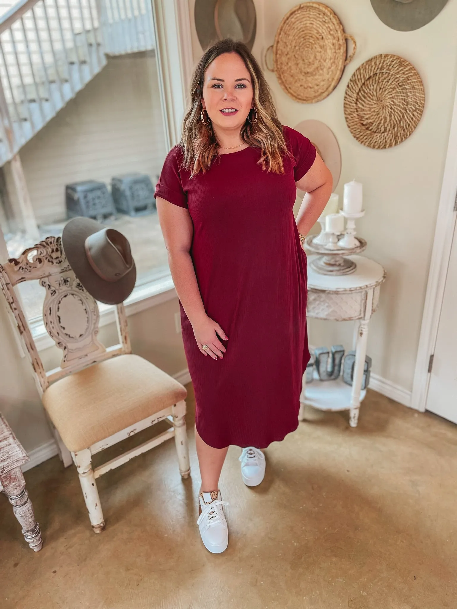 Last Chance Size XL | Chill Looks Short Sleeve Ribbed Midi Dress in Maroon