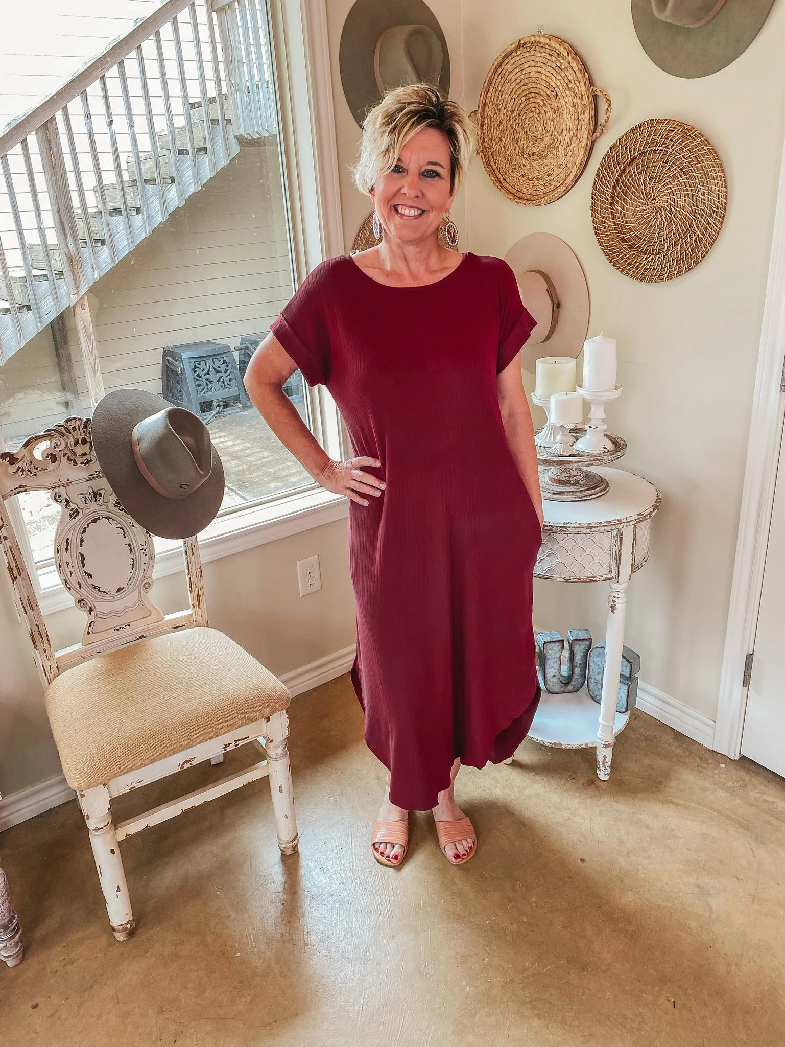 Last Chance Size XL | Chill Looks Short Sleeve Ribbed Midi Dress in Maroon